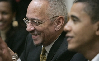 Jeremiah Wright  (ao fundo) serviu como pastor na Trinity United Church of Christ, em Chicago — onde Obama frequentou entre 1988 e 2008. (Foto: Atlanta Black Star)