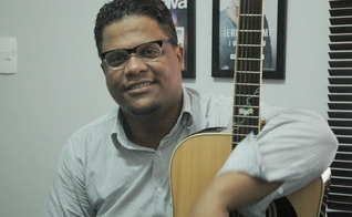 Oséas conta que o processo de migrar para a música solo tem sido algo natural. (Foto: Guiame/ Marcos Paulo Corrêa)