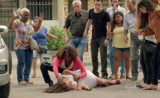 A cena de agressão dos evangélicos foi substituída por um atropelamento que deixou a garota, Lilica (Thainá Duarte), com um corte na testa. (Foto: Reprodução/ Globo)