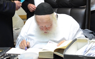 O Rabino Chizkiyahu Mishkovsky é uma das principais figuras na sociedade judaica ultraortodoxa, e tem anunciado sobre a iminente chegada do Messias aos israelenses. (Foto: Matzav)