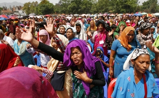 Cristãos nepaleses oram durante uma convenção nacional em Kathmandu. (Foto: Reuters/Shruti Shrestha)