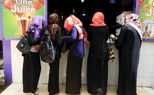 A lei islâmica é estritamente imposta na capital sudanesa e as mulheres só podem mostrar as suas mãos, pés e face. (Foto: Reuters)