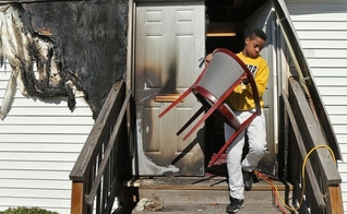 Em todos os casos, as portas frontais foram queimadas. (Foto: STL Today)