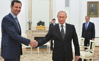 Presidente sírio, Bashar al-Assad, cumprimenta presidente russo, Vladimir Putin, durante encontro em Moscou. (Foto: Alexei Druzhinin, RIA-Novosti/ AP)
