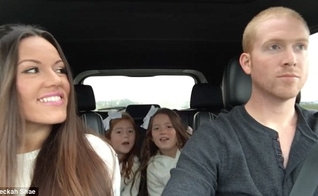 Ao lado de seu marido e das duas filhas do casal, Beckah Shae aproveitou um passeio de carro para filmar uma paródia da música "Lips are Movin". (Foto: Reprodução/ Youtube)