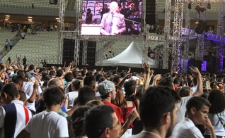Segundo a assessoria de imprensa do evento, mais de 800 pessoas atenderam ao apelo feito pelo pastor Jorge Linhares e correram para a frente do palco, em atitude de consagração (Foto: Guiame)