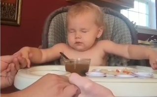 A pequena garotinha aperta as mãos de seus pais e fecha os olhos, preparada para um momento de agradecimento a Deus.  (Foto: Reprodução/ YouTube)