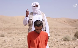 Jovem soldado sírio, de 19 anos, cruelmente morto por militantes do Estado do Islâmico no último mês. (Foto: Heavy)