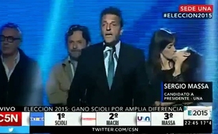 Gesto de afeto entre mãe e filha chamou a atenção de internautas durante discurso de Sergio Massa, terceiro candidato na disputa pela presidência do país. (Foto: Reprodução/YouTube)
