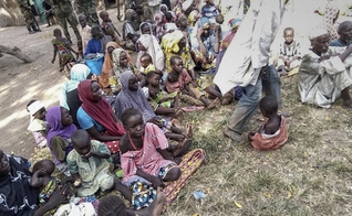 Mais de 300 mulheres e crianças, que estavam sob poder do Boko Haram, foram resgatadas por uma ação do exército nigeriano. (Foto: Nigerian Army / AFP)