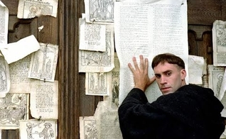 Cena do filme "Lutero", em que o personagem vive o tão citado episódio, no qual ele prega uma folha com as 95 teses da Reforma Protestante na porta de uma igreja. (Imagem: Youtube / Reprodução)