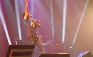 Juliano Son foi o preletor convidado para a segunda noite da Conferência 72 Horas, em Fortaleza e se apresentou o seu grupo, Livres para Adorar (Foto: Guiame)