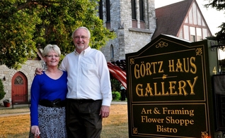 O casal Richard e Betty Odgaard em frente ao Görtz Haus Gallery — um bistrô com espaços para exposições de arte. (Foto: The Becket Fund)