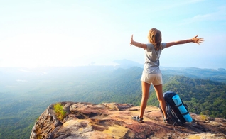 Com alguns meios de economizar ao máximo o seu orçamento, é possível continuar fazendo viagens incríveis gastando pouco. (Foto: Shutterstock)