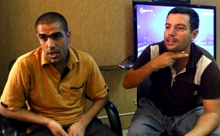 Mohammed Abd Ahmed (à direita) e Ahmed Mustafa Mahmoud, dois dos 70 reféns,  resgatados de uma prisão do Estado islâmico durante uma operação conjunta dos EUA e  forças curdas (Foto: Reuters)