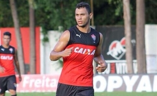 Vinícius Matos, atual zagueiro do Vitória, mudou seu estilo de vida depois de se converter. (Foto: Reprodução/ UOL)