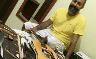 O músico, que já fez parte do grupo Oficina G3 ao lado de Juninho Afram, perdeu um violão avaliado em R$ 17 mil e ainda sente dores no corpo. (Foto: Reprodução/ Facebook)