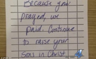 Recado escrito em uma comanda da lanchonete, que diz: "Porque você orou, nós pagamos" (Imagem: Daily Mail)