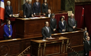 O presidente francês François Hollande separou um minuto de silêncio em memória às vítimas em Versalhes. (Foto: Reuters)