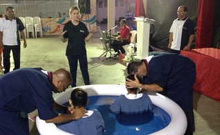 Andressa Urach acompanhou o batismo de presas de Aracaju (Foto: Arquivo pessoal)