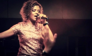 Nívea Soares, cantora