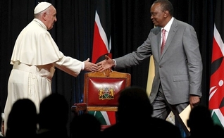 Papa Francisco cumprimenta o presidente queniano, Uhuru Kenyatta, em sua primeira viagem à África (Foto: AP)