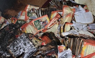 Bíblias, estúdios, computadores e outros equipamentos foram destruídos pelas chamas. (Foto: Gawahi TV)
