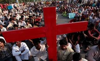 Cristãos do Paquistão vão as ruas para protestar contra a perseguição religiosa. (Foto: Reuters)