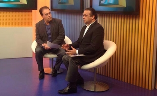 Secretário de Turismo de SP, Roberto de Lucena, durante entrevista com o apresentador do Jornal da Tribuna, Tony Lamers (Imagem: Divulgação)