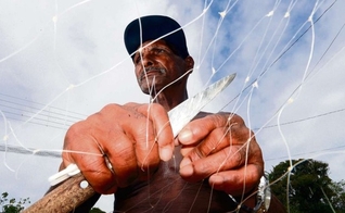 O pescador José Lino Moraes, de 62 anos, sofre com a lama no Rio Doce, em Linhares. (Foto: Bernardo Coutinho/A Gazeta)