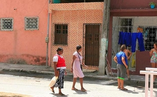 Quem passava pela Rua Pedra Dourada olhava o imóvel que foi palco do triplo homicídio. (Foto: Edilson Lima/ A Tarde)