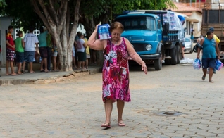 O abastecimento de água feito pela mineradora tem gerado insatisfação. (Foto: El País/ Martha Lu)