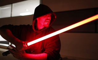 Na série, os Jedi formam uma ordem de guardiões que dominam o lado "iluminado" da força, em contraposição aos Sith. (Foto: Charles Platiau)