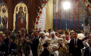 Presidente do Egito participa de Missa para a véspera do Natal em uma igreja Copta, no Cairo. (Foto: Reuters)