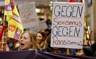 Mulheres protestam contra o 'sexismo', após os ataques ocorridos na véspera do Ano Novo, na cidade de Cologne, nos quais cerca de 1000 homens descontrolados atacaram mais de 100 mulheres. (Foto: Reuters)