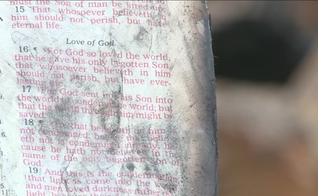 O casal encontrou a Bíblia aberta na página que contém o trecho de João 3:16. (Foto: Reprodução/WNDU)