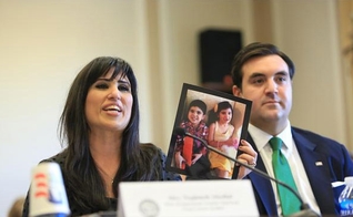 Esposa do pastor Saeed, Naghmeh Abedini fala sobre perseguição religiosa durante uma conferência de Direitos Humanos, em 2013 (Foto: ACLJ)
