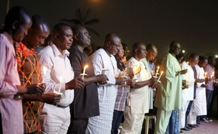 Pessoas realizam vigília em memória às vítimas de ataque do Boko Haram. (Imagem: Reuters)