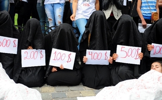 Mulheres protestam contra a violência do Estado Islâmico e a escravidão sexual, promovida pelo grupo terrorista (Foto: Agência Anadolu)