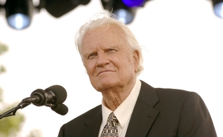 Billy Graham é um dos mais conhecidos evangelistas da atualidade. Aos 97 anos, o pastor continua escrevendo artigos e compartilhando do Evangelho com o apoio de sua equipe ministerial. (Foto: Associação Evangelística Billy Graham)