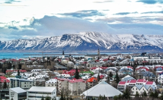 Mesmo com a aparência de uma cidade do interior, Reykjavik, a capital da Islândia, é um destino pra lá de excêntrico. (Foto: Reprodução)