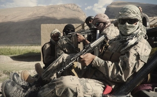 Patrulha posa para foto em Qila-e Panja, na região fronteiriça do corredor de Wakhan, extremo leste do Afeganistão. Imagem: The New York Times