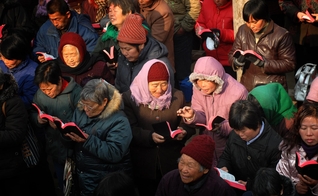 Missionários distribuem milhares de Bíblias na China. (Foto: Bible Society)