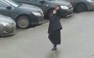Segurando a cabeça de uma criança, uma mulher muçulmana ameaçou se explodir na Rússia. (Foto: Reprodução/ Instagram/ oleg_smotra)