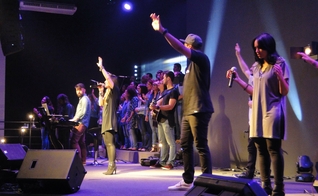 Cada músico que está tocando sobre o altar é um ministro de Deus levando a igreja à adoração (Foto: Guiame/ Mariana Ebenau)