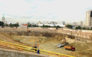 Hoje, caminhões passam o dia tirando terra de um terreno de 29 mil m², o equivalente a três campos de futebol. (Foto: Felipe Souza/ BBC Brasil)