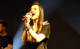 É tempo de mostrar que a glória pertence a Deus, diz Daiana Celano (Foto: Guiame, Mariana Ebenau)