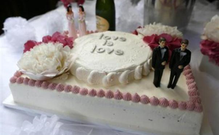 topos de bolos para casamentos gays, expostos em um casamento duplo, em Hollywood. (Foto: Lucy Nicholson / Reuters)