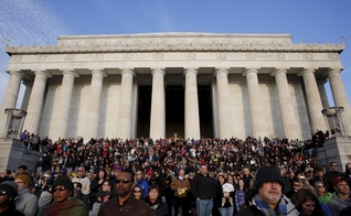 Líderes cristãos se reúnem em frente ao Lincoln Memorial, em um domingo de páscoa de 2015, para orar pelos Estados Unidos (Foto: Jim Bourg / Reuters)