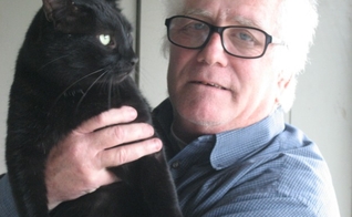Patrick Greene e seu gato, Big Boy, posando para câmera. Foto: Reprodução.